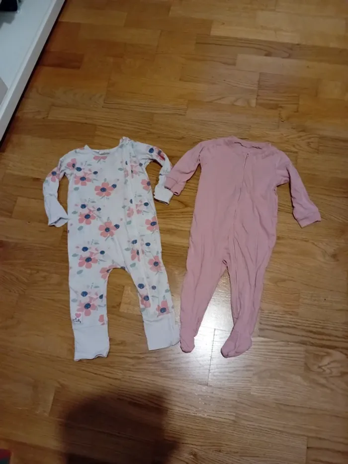 2 pyjamas zippes 9/12 mois