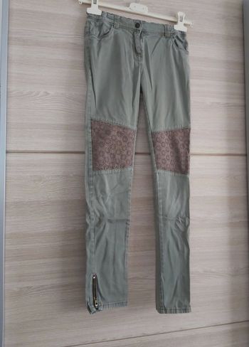 Pantalon jeans  slim kaki, fantaisie aux genoux et poche arrière 
Gémo
taille 12 ans
