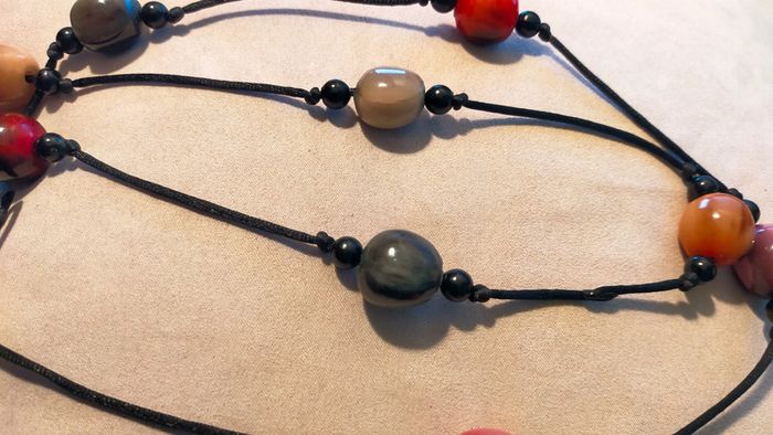 Collier long Terres d’Ailleurs – grosses perles vernies multicolores sur cordon noir - photo numéro 2