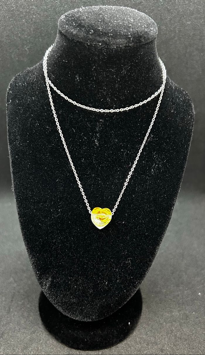 Collier cœur avec un reflet jaune à l’intérieur