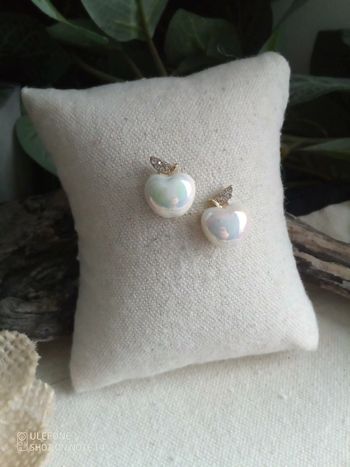 Boucles d'oreilles petites pommes blanc nacré