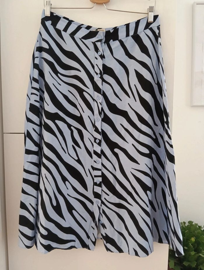Jupe midi  boutonnée imprimé zèbre sur fond bleu pâle