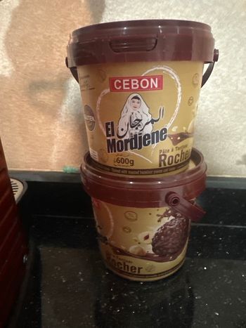 Elle mange Ferrero rocher