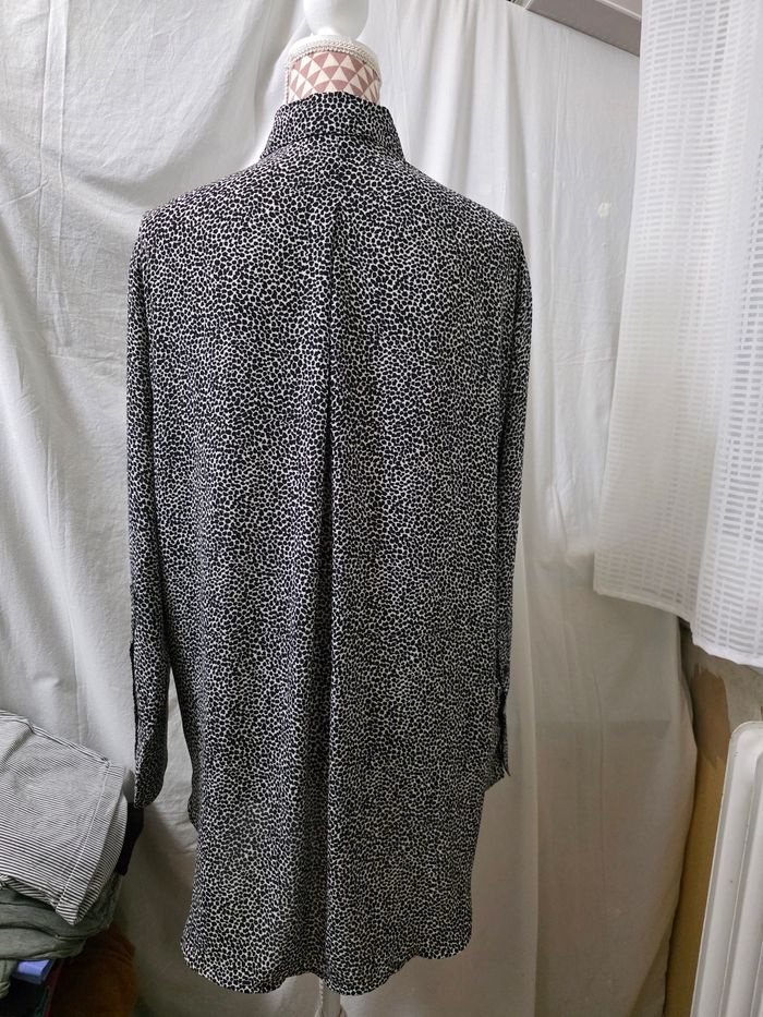 Chemisier long, noir&blanc façon léopard, neuf , en polyester, largeur d'épaule 45cm, largeur sous bras 56cm, longueur 79cm, marque H&M = 10€ - photo numéro 3