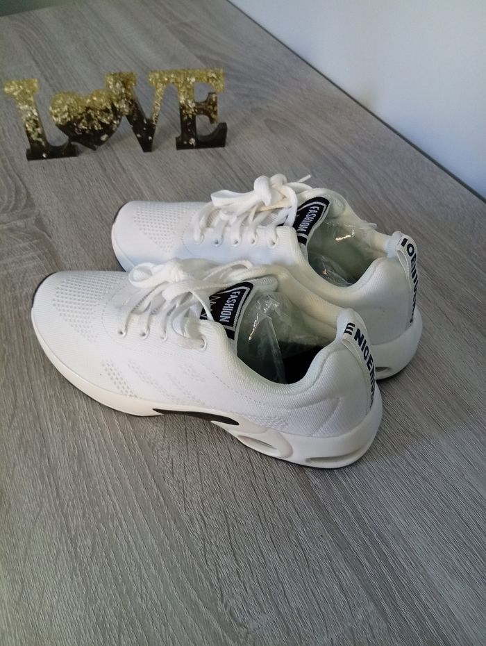 Jolie paire de baskets légère confortable semelle avec coussin d' air