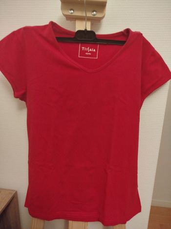 T-shirt rouge foncé