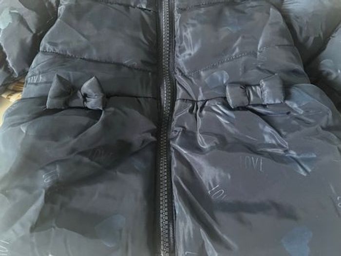 Doudoune/manteau bleu marine 12 mois - imperméable - avec motif cœur - photo numéro 3