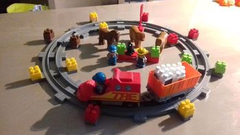 Train et cube en plastique