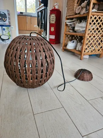 Jolie suspension en rotin ajouré très bon état