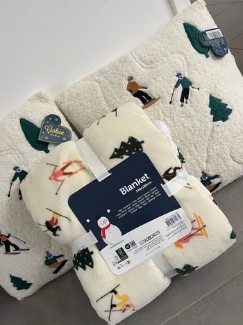 Lot de deux coussins  et un plaid