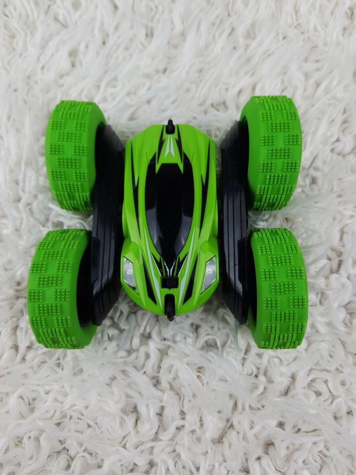 Voiture RC de Cascade 360 ° tournant télécommandé avec lumières led 🎅 - photo numéro 8