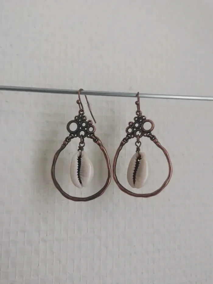 Boucles d'oreilles coquillage et alliage vieilli