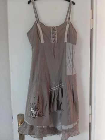 Robe à bretelles taupe taille 4 en très bon état