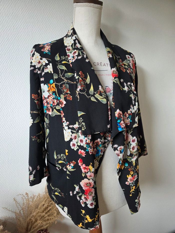Très jolie veste blazer fleuri bershka taille S - photo numéro 3
