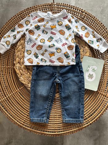Ensemble de la marque Levis, composé d’un jean et d’un T-shirt en taille six mois, le tout est en parfait état porter une seule fois 