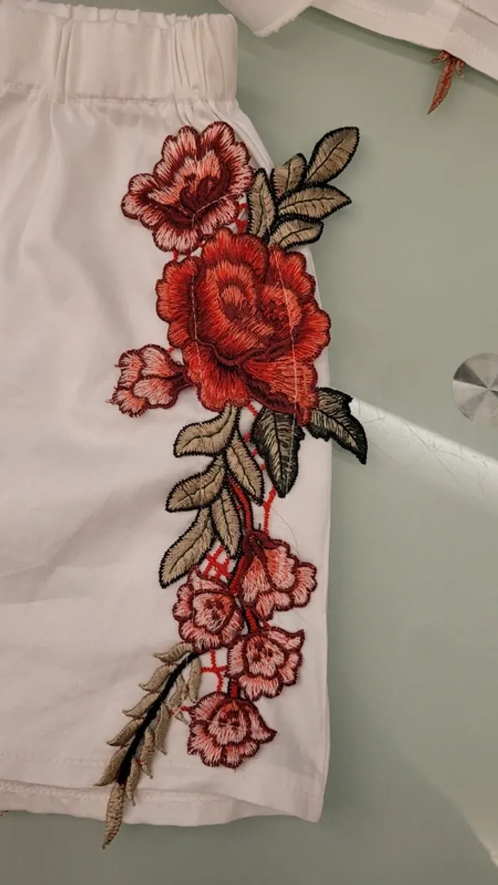 Ensemble short et crop top broderies fleurs - photo numéro 3
