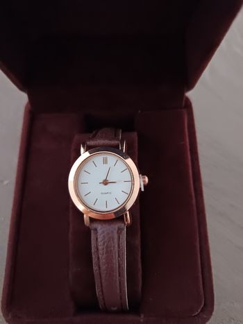 Montre femme avec boîtier