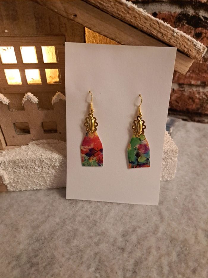 Boucles d'oreilles pendante en résine florale légère - photo numéro 2