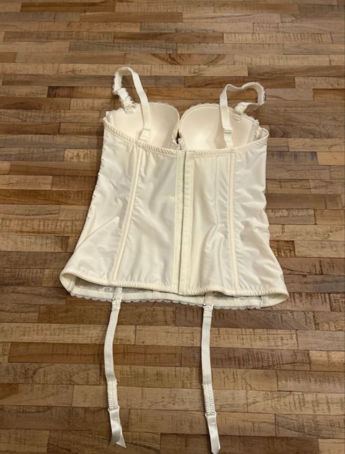 Guêpière - photo numéro 4