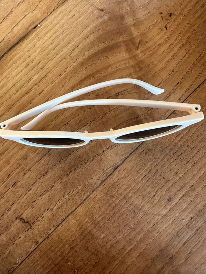 Paire de lunettes de soleil neuves - photo numéro 5