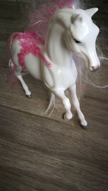 Cheval blanc et rose jouet