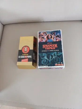 Lot 2 jeux séries Netflix Casa de papel + Stranger things complets + état neuf 10 ans+