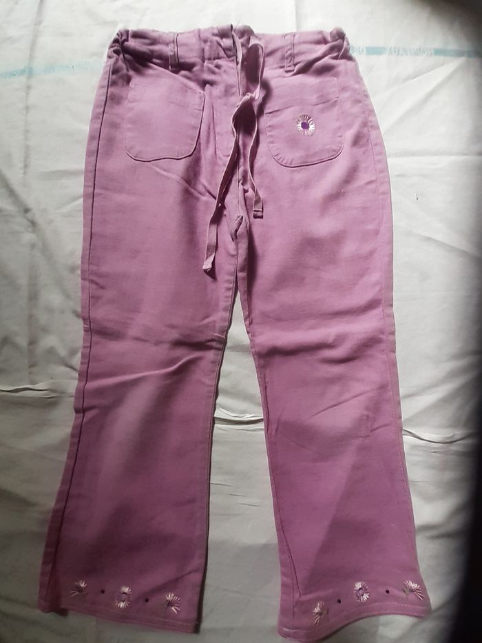 Pantalon lilas motif fleurs brodées et petits strass verts