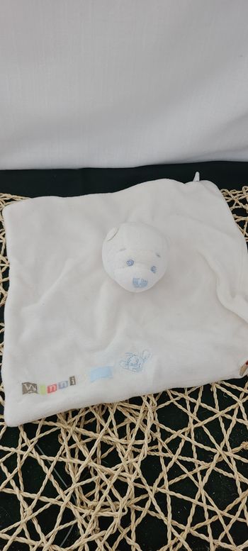 Doudou Plat Winnie l'Ourson Blanc bleu Disney