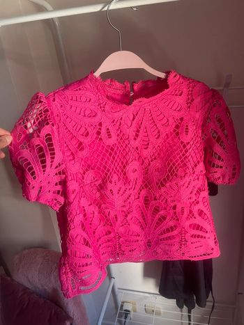 Haut chic en dentelle rose