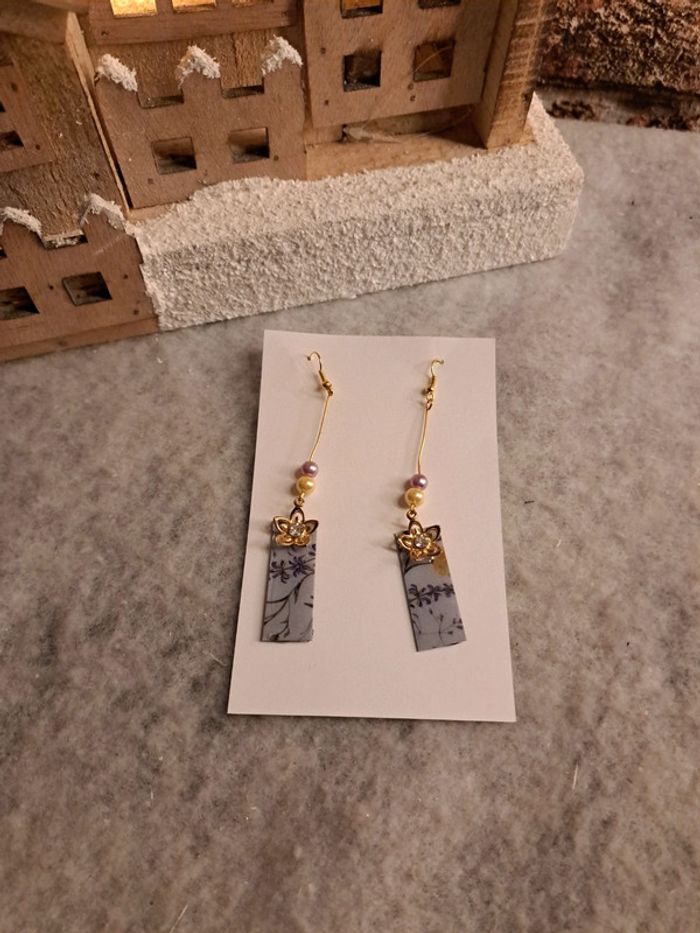 Boucles d'oreilles pendante en résine florale - photo numéro 2