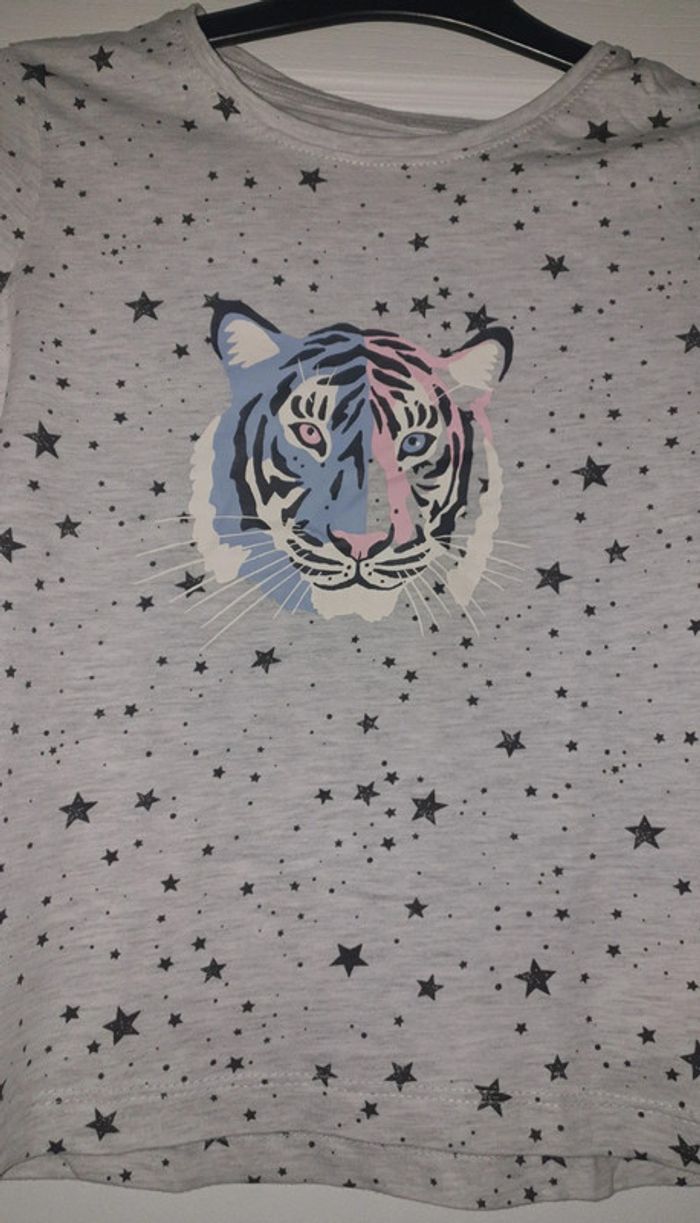 Tee-shirt ML motifs étoiles/tigre 8/9 ans - photo numéro 2