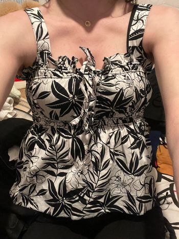 débardeur noire et blanc