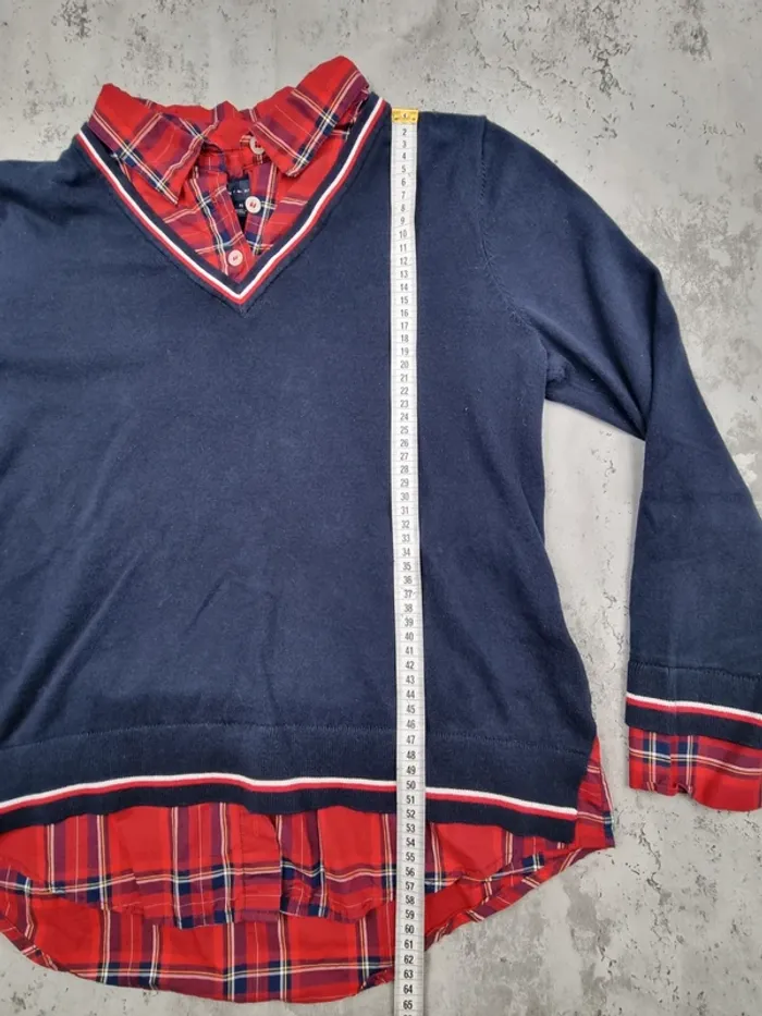 Pull col V Tommy Hilfiger avec chemise intégrée – Taille M Femme (mesures en photo) - photo numéro 9