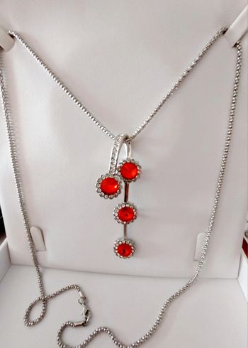 Très beau collier fantaisie argenté rouge