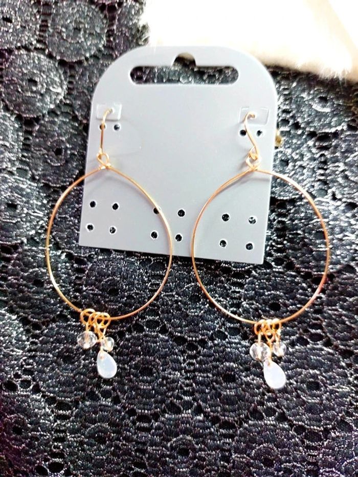 Magnifique paire de boucles d'oreilles pendantes doré avec perles blanches - photo numéro 4