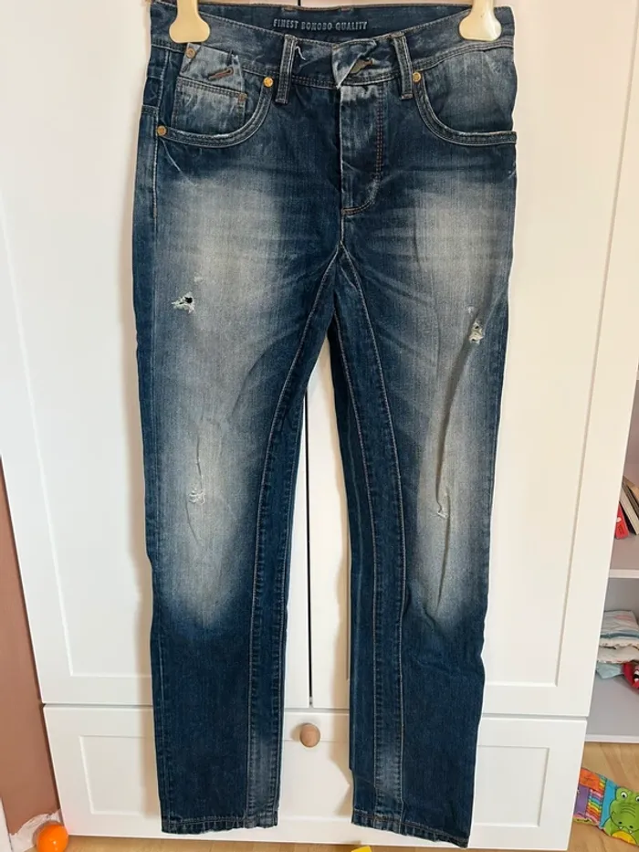 Jean troué et délavé