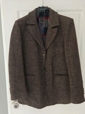 Manteau court gris/marron avec écharpe boutonnée