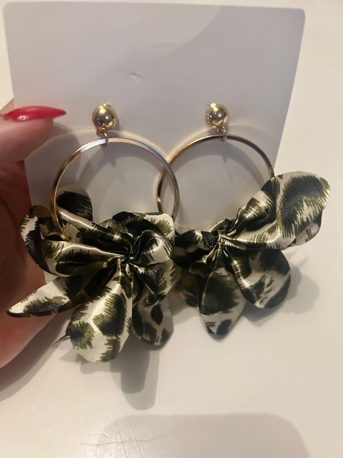 Créoles à froufrous NEUVES avec étiquettes pour femme couleurs noir et gris - photo numéro 5