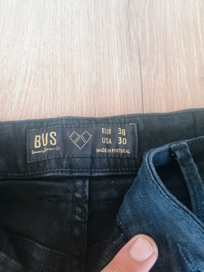 Jean noir déchiré et brodé – Bus – Taille 38 - photo numéro 4