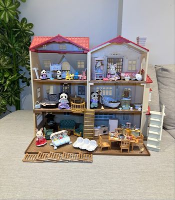 La grand maison éclairée complète