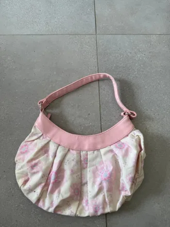 Sac porté épaule rose Cacharel parfums, bon état mais il y a quelques traces