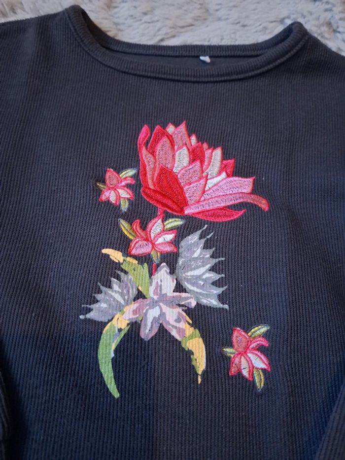 Joli sweat avec broderie et pompons 5 ans 🌺 orchestra 🌺 très bon état - photo numéro 2