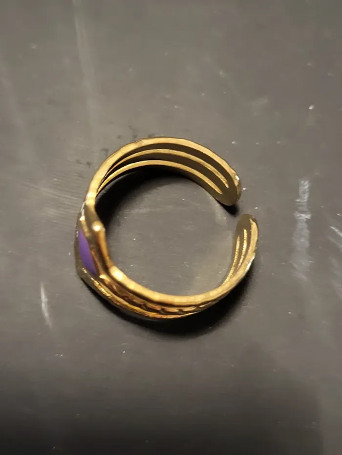 Bague ajustable en acier inoxydable doré avec triangle violet - photo numéro 3