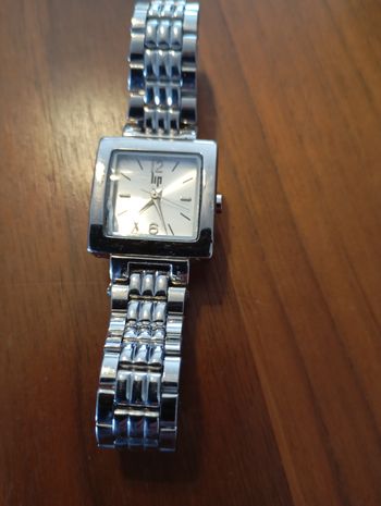 Montre Lip carré argentée.
