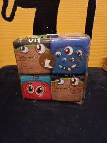 4 peluches cube  neuf