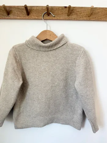 Pull beige en maille à col roulé Zara