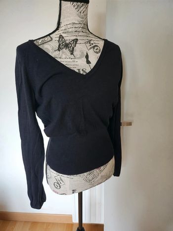 Très Joli pull noir cintrée col V de taille 40 et de marque XT Studio