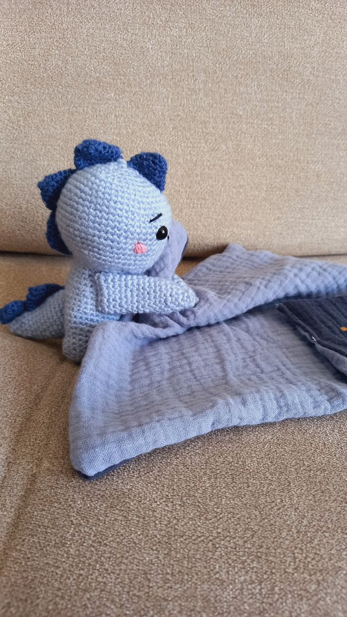 Doudou plat peluche dinosaure amigurumi au crochet bleu - photo numéro 7