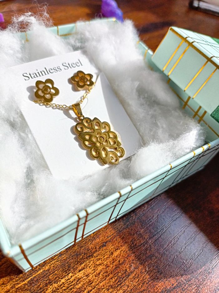 Ensemble de bijoux fleurs doré avec boîte - photo numéro 6