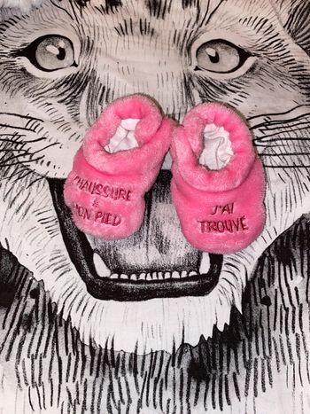 Chaussons bébé, taille 0-6 mois, marque inconnue.